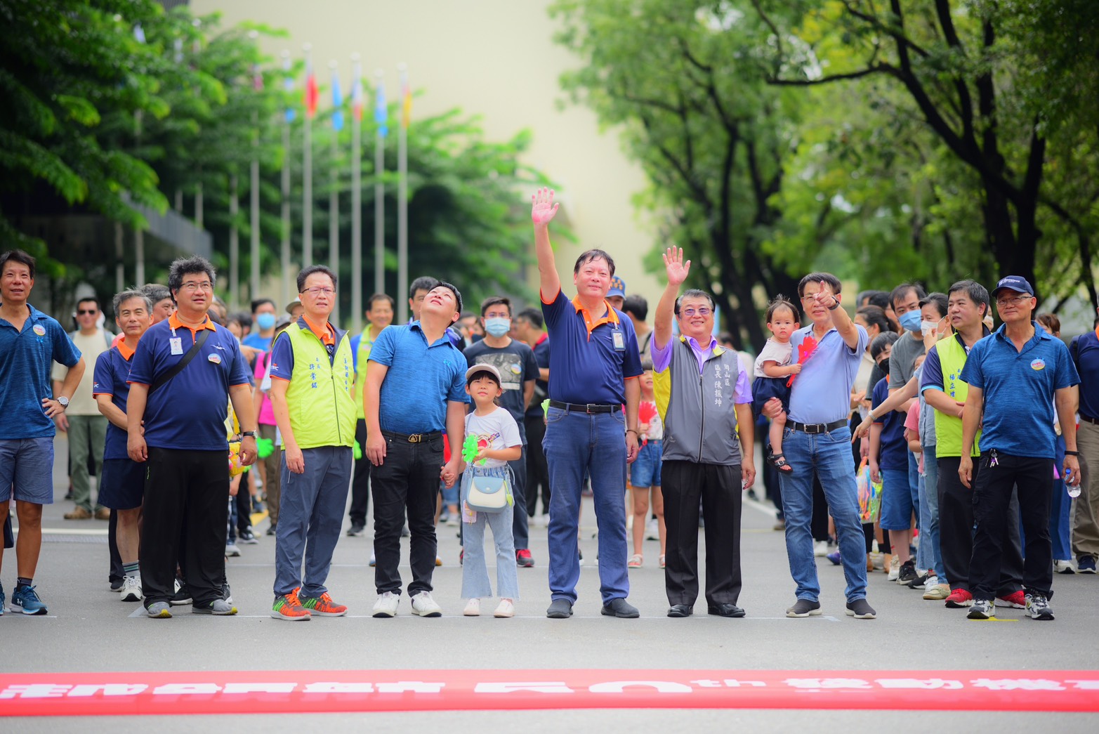 岡山廠處長王芳華(中舉手者)帶領同仁進行公益家庭日。