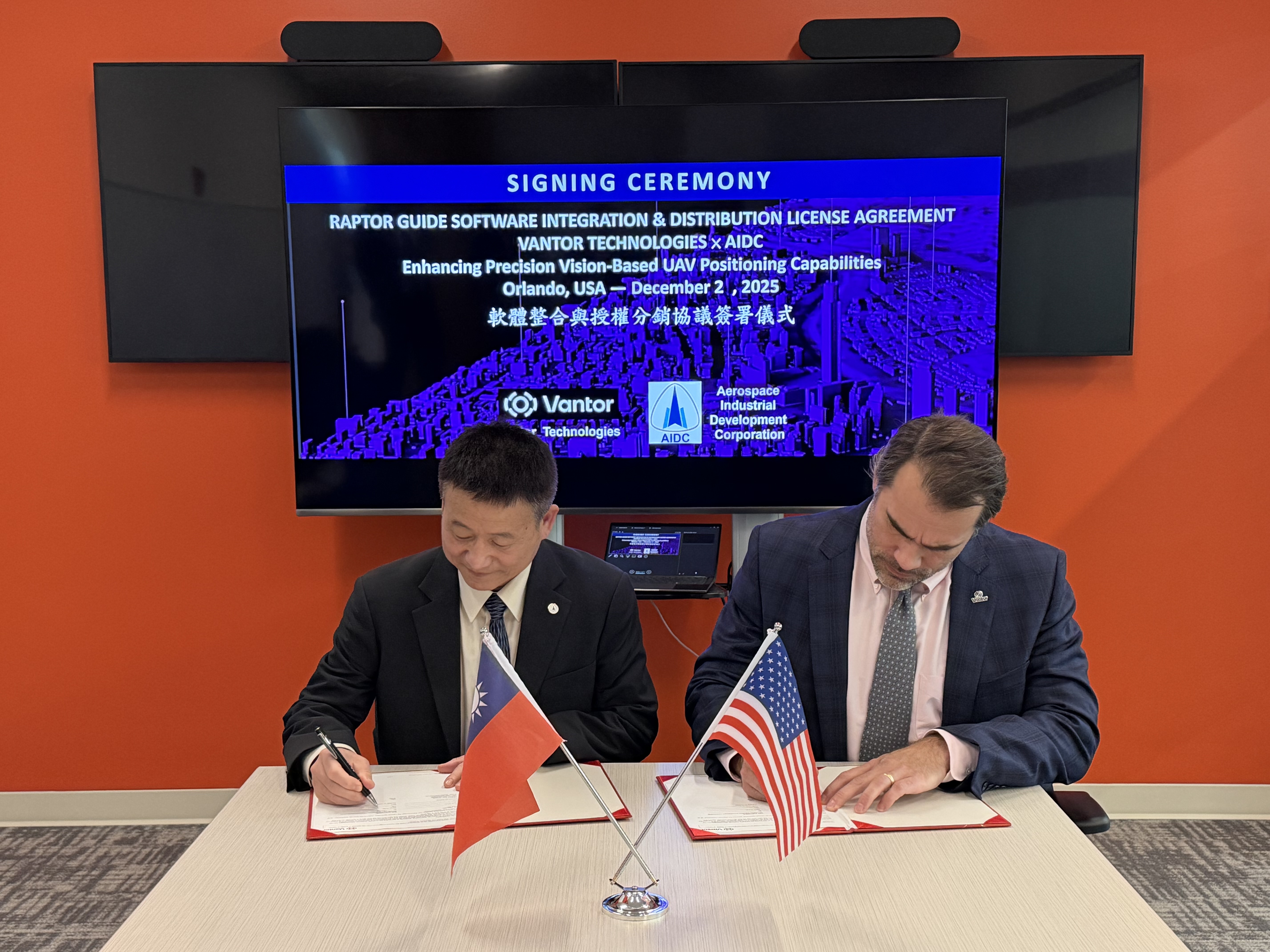 漢翔總經理曹進平(左)與Vantor首席轉型官Will Cocos(右)代表簽署。