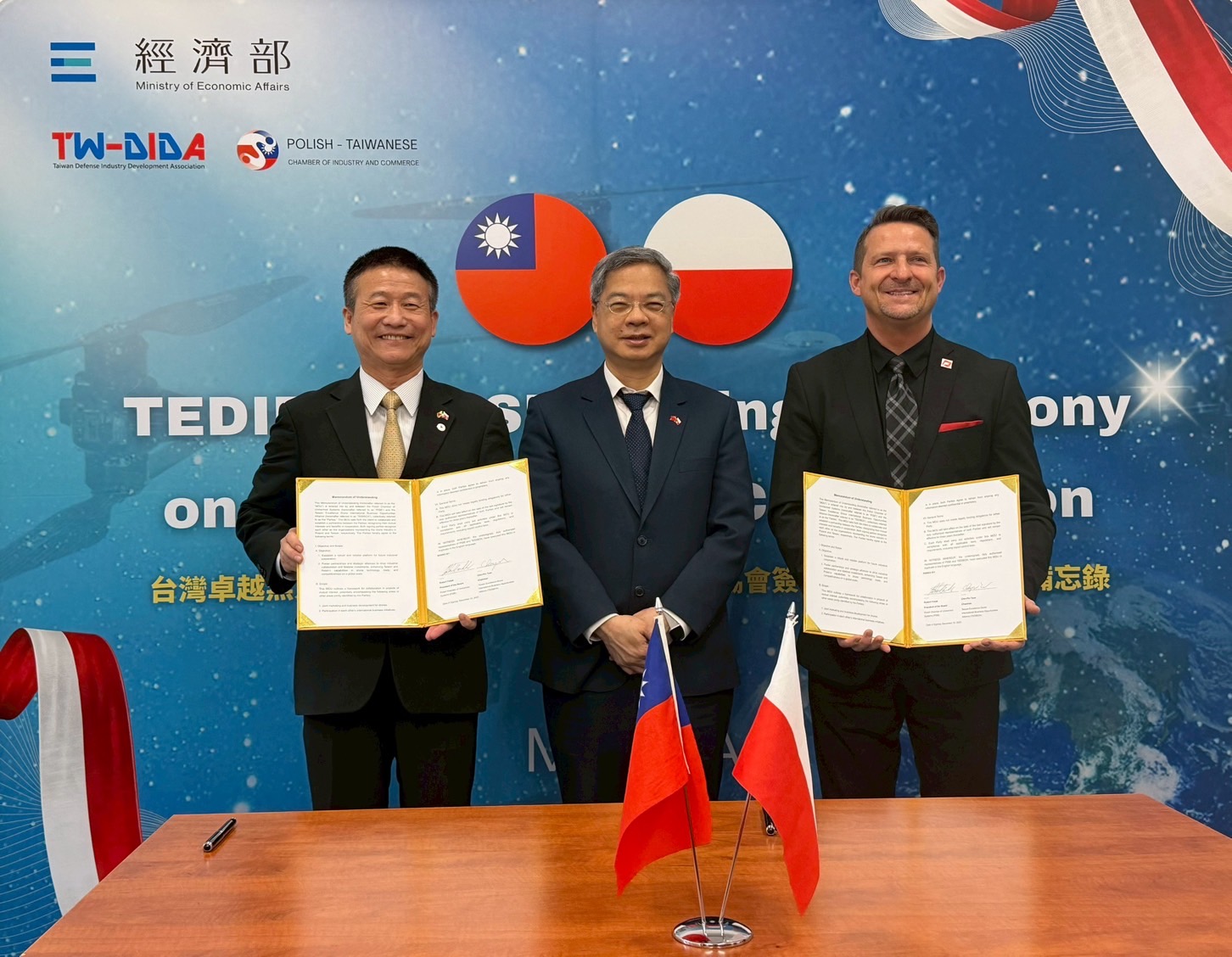 台灣與波蘭無人機產業組織結盟,在經濟部長龔明鑫(中)見證下,由「台灣卓越無人機海外商機聯盟」(TEDIBOA)聯盟主席曹進平(左)與波蘭無人機協會(PISB)理事長Robert Fintak(右)簽署合作意向書。