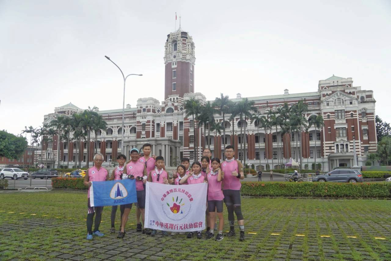 沿途行經台東、花蓮與總統府,克服烈日和大雨,漢翔同仁全程陪著孩子們挑戰。