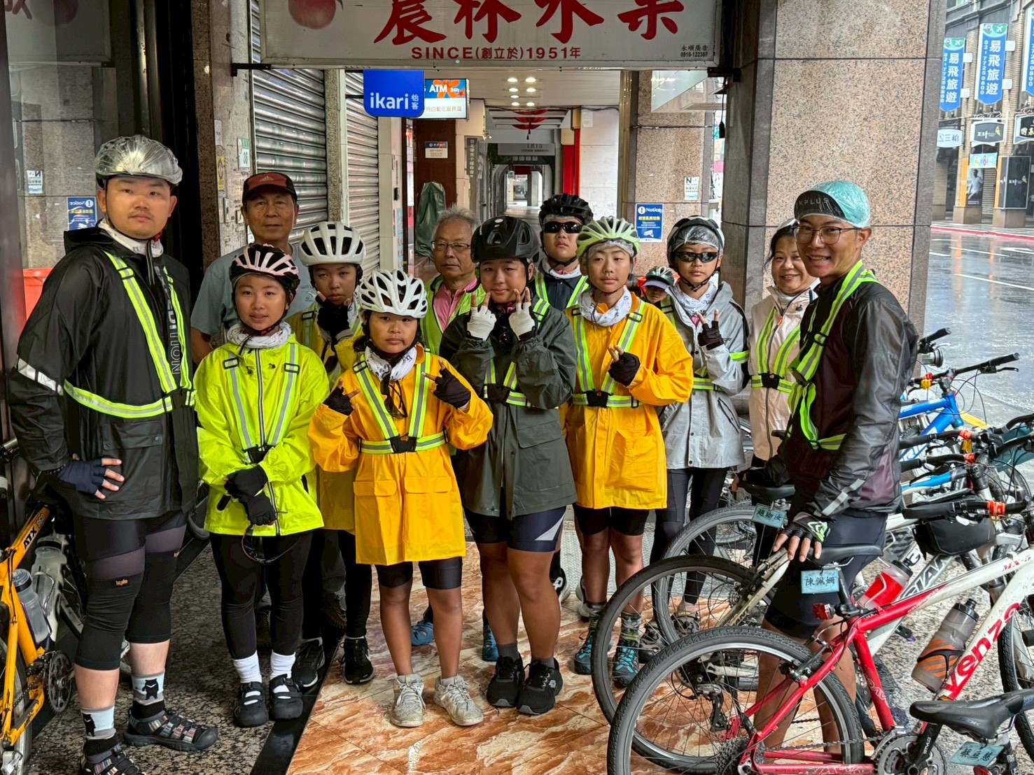 沿途行經台東、花蓮與總統府,克服烈日和大雨,漢翔同仁全程陪著孩子們挑戰。