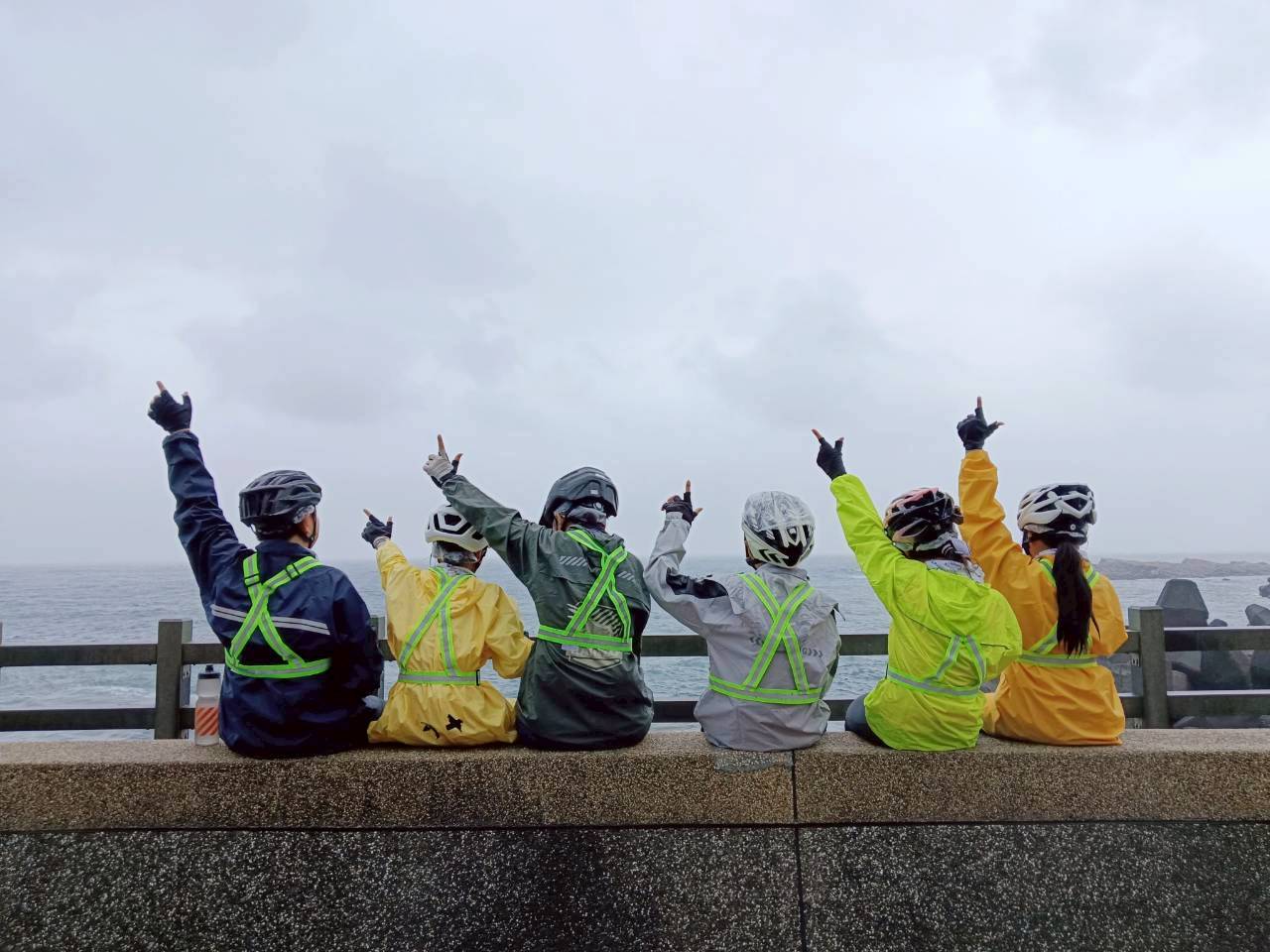 沿途行經台東、花蓮與總統府,克服烈日和大雨,漢翔同仁全程陪著孩子們挑戰。