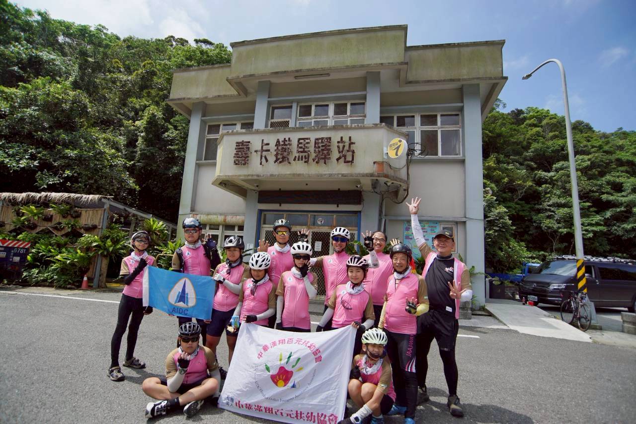 沿途行經台東、花蓮與總統府,克服烈日和大雨,漢翔同仁全程陪著孩子們挑戰。