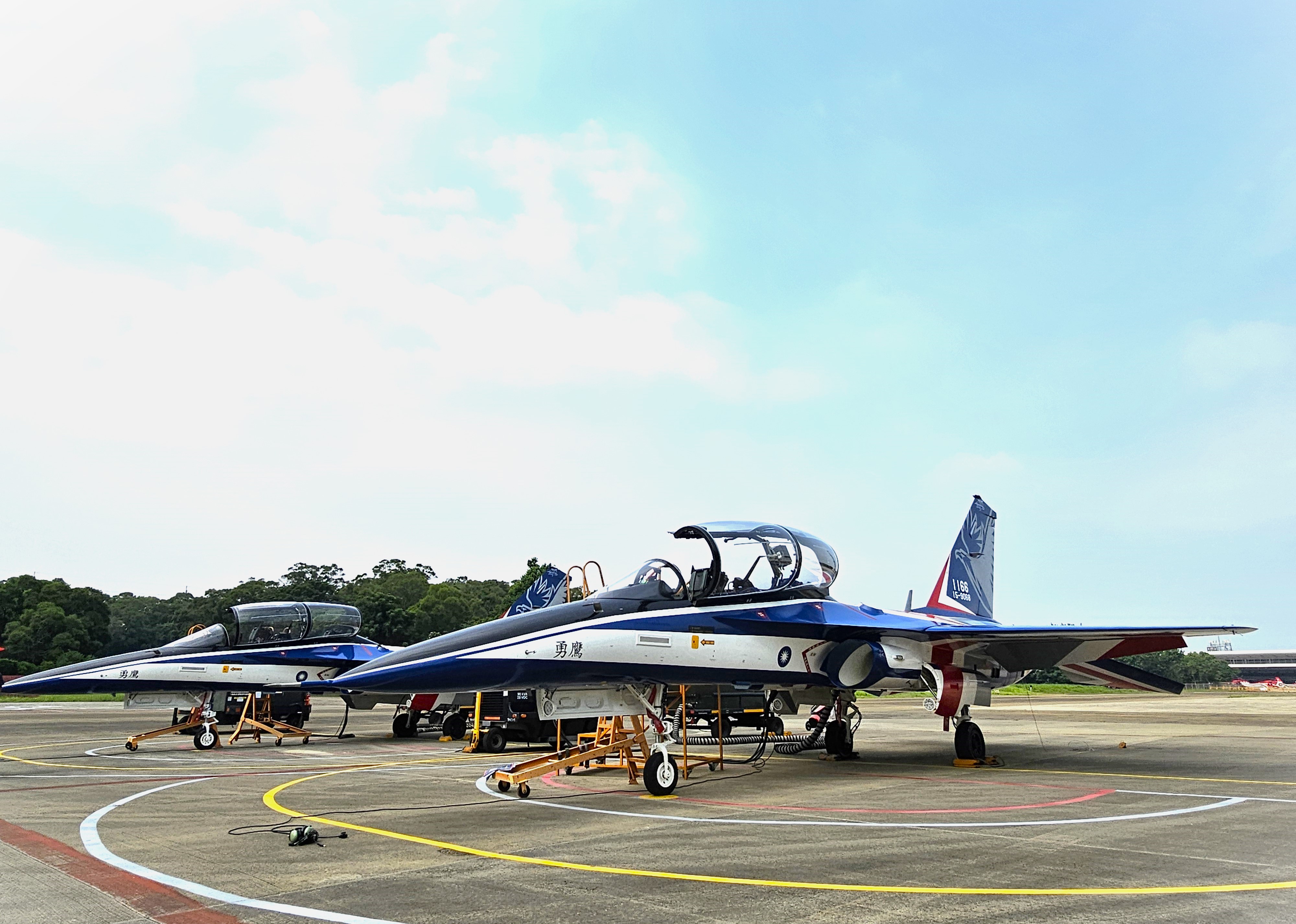 今(9/24)日由漢翔公司董事長曹進平領軍,將最後二架,機號為1165、1166的勇鷹號高級教練機親自飛交到岡山空軍官校,為歷時九年餘的國機國造研發及量產任務畫下句點。