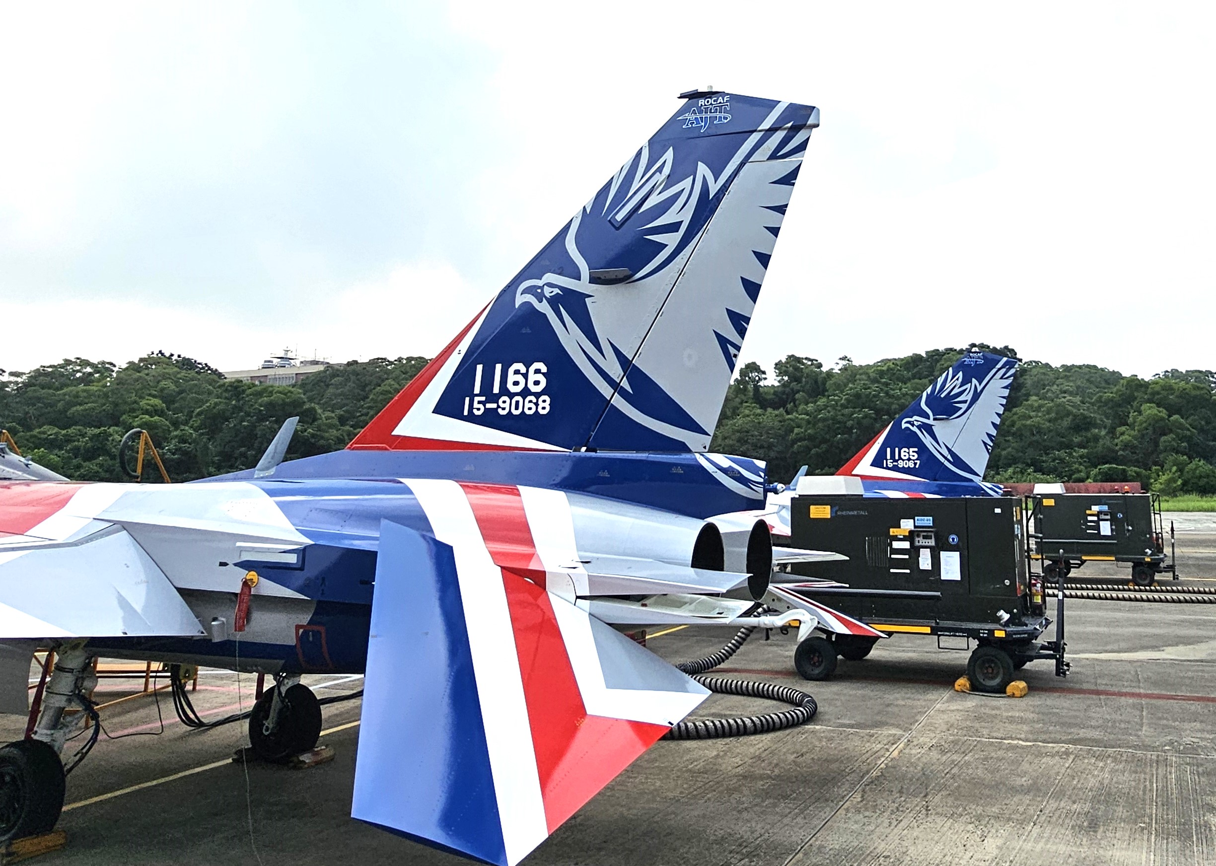今(9/24)日由漢翔公司董事長曹進平領軍,將最後二架,機號為1165、1166的勇鷹號高級教練機親自飛交到岡山空軍官校,為歷時九年餘的國機國造研發及量產任務畫下句點。